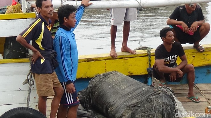 Benda Aneh Ditemukan Nelayan di Probolinggo, Diduga Tabung Falcon 9