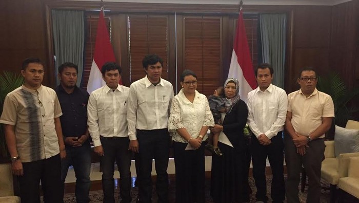 3 WNI yang Dibebaskan Abu Sayyaf Diserahkan Menlu Retno ke Keluarga