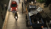Pembongkaran dilakukan di Jl Warung Jati Barat dan di Pondok Indah, Jakarta, Jumat (07/10/2016) malam.