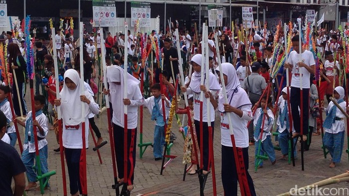 Kurang Koordinasi, Usaha Pecahkan Rekor Dunia Main Egrang pun Gagal
