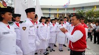 Menpora yang tiba pukul 16:30 WIB di Mall ABC langsung memimpin acara pengibaran tersebut. Proses pengibaran bendera tersebut juga melibatkan anggota paskibra yang ikut dalam pengibaran bendera 17 Agustus 2016. (Dok Kemenpora)