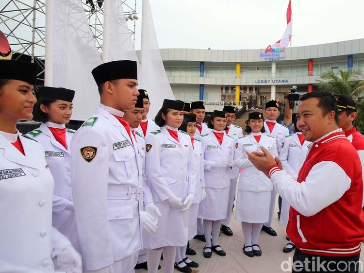 Imam Nahrawi Pimpin Upacara Pengibaran Bendera Merah Putih Raksasa