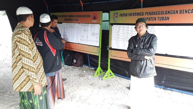 Papan informasi data santri yang belum ditemukan/A Rofiq
