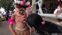 Kontes kostum juga dilombakan dalam ajang pemecahan rekor dunia bermIn egrang. Perserta cilik ini sedang menghias diri dan mengenakan pakaian adat Papua.