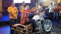 Gubernur DIY Sri Sultan HB X membuka Kustomfest 2016 dan menunggangi motor kustom Kebo Bule. Sultan juga membubuhkan tandatanganya di tangki motor Kebo Bule. Motor kustom Kebo Bule racikan Retro Classic Cycles ini akan dibawa pulang bagi pengunjung yang beruntung.