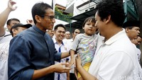 Selain meresmikan posko pemenangan, Sandiaga Uno juga mengadakan silaturahmi, beserta memberikan santunan kepada para anak yatim.