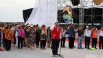 Imam Nahrawi Pimpin Upacara Pengibaran Bendera Merah Putih Raksasa