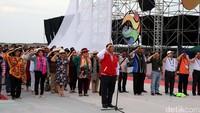Bendera berukuran 10 X 15 meter dikibarkan oleh pasukan pengibar bendera di atas gedung Mall Ancol Beach City, Jakarta, yang merupakan lokasi utama TAFISA 2016. (Dok Kemenpora)
