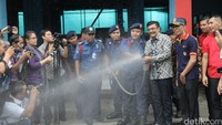 Wakil Gubernur DKI Jakarta, Djarot Saiful Hidayat mencoba semprotan pemadam kebakaran.