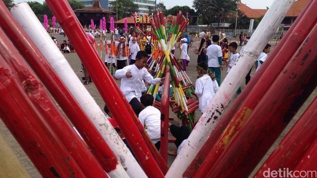 Ribuan Orang Asyik Bermain Egrang