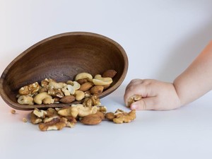 Hanya Beri Bayinya Buah dan Kacang-kacangan, Ibu Ini Ditangkap