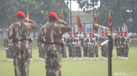 Upacara dimulai pukul 08.50 WIB diawali dengan aksi marching band dan aksi baris-berbaris dari prajurit Kopassus.