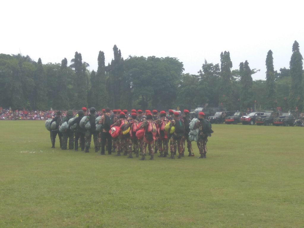 Pasukan penerjun di acara serah terima jabatan Danjen Kopassus (Andhika/detikcom)