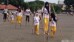 Ribuan Orang Asyik Bermain Egrang