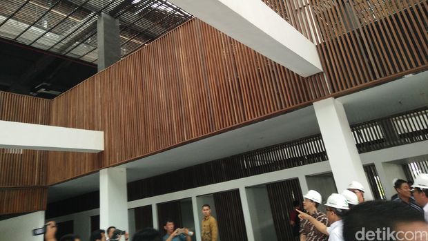 Tinjau Proyek Bandara Banyuwangi, Akom Janji Akan Bantu Pembangunan