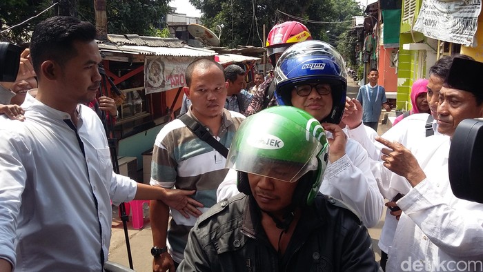 Ojek Online dan Helm Nolan Milik Anies Baswedan