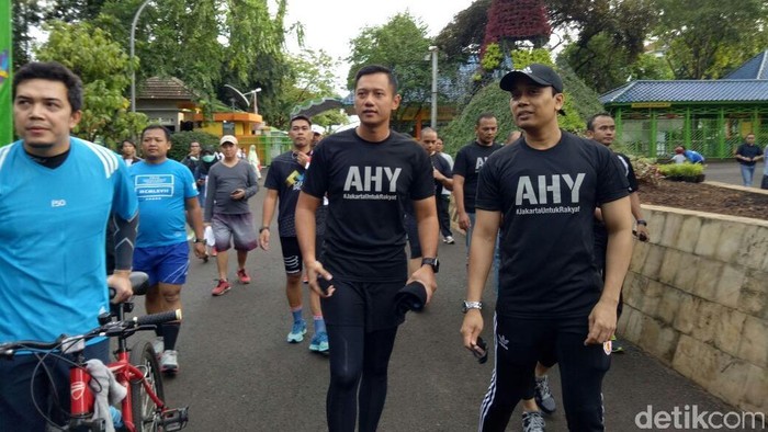Perkenalkan Diri ke Masyarakat, Agus Harimurti Lari Pagi di Ragunan
