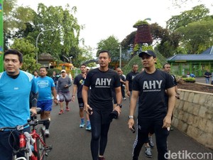 Perkenalkan Diri ke Masyarakat, Agus Harimurti Lari Pagi di Ragunan