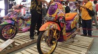 Yaniv Evan (batik hitam), builder dari Amerika Serikat saat melihat karya motor modifikasi Honda.