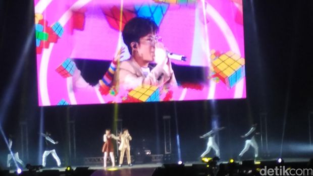 AkMu Buka Konser Saranghaeyo Indonesia 2016 dengan Manis