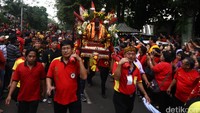 Warga Tionghoa mengarak Toa Pe Kong.