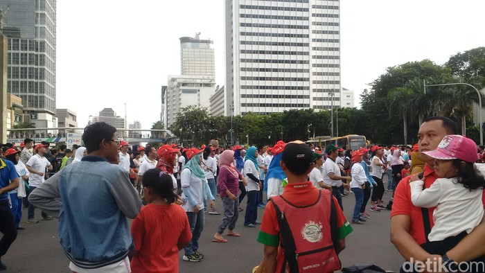 Menhub Budi Karya dan Kagama DKI Senam Bersama Warga di Car Free Day