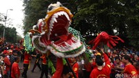 Ada juga atraksi barongsai.