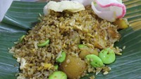 Nasi goreng ala gerobak juga sedap enak. Pakai kecap manis, pete dan kerupuk. Nyam. Foto: detikfood