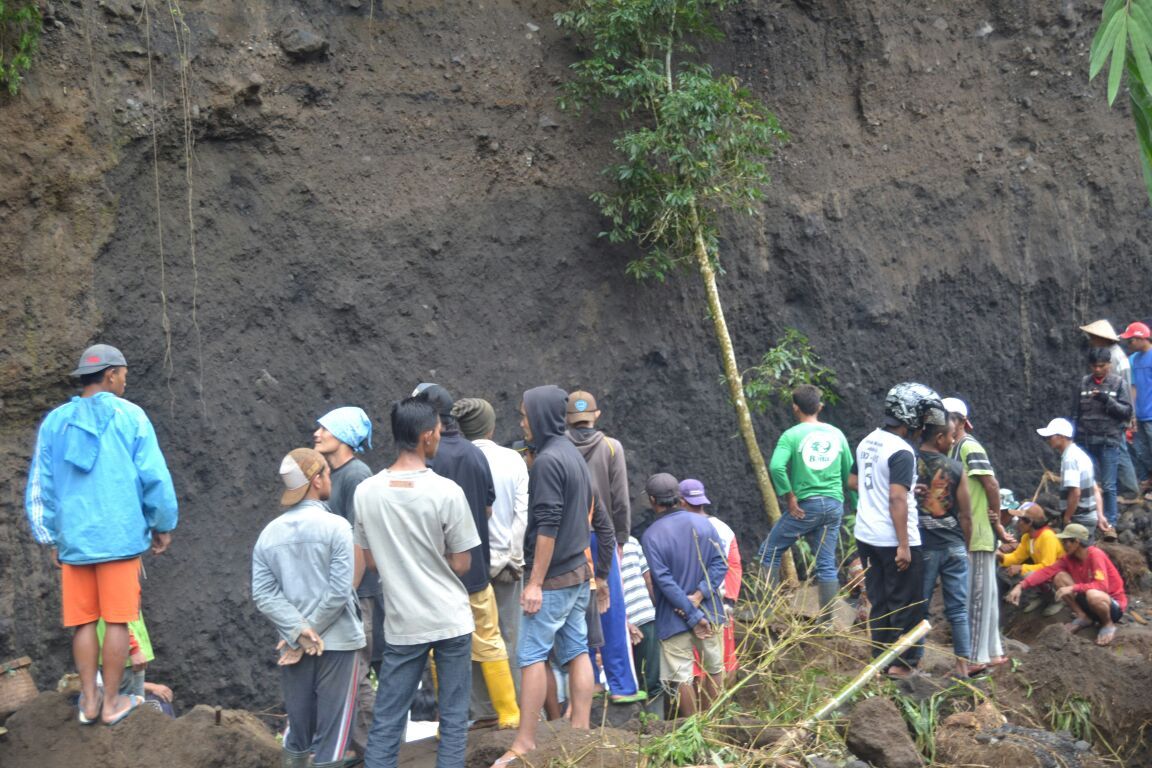 Evakusi jenazah yang tertimbun longsor. Dok. BPBD Wonosobo