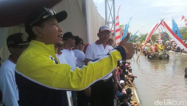 Bupati Irsyad memberangkatkan peserta karnaval di sungai/Foto: Muhajir Arifin