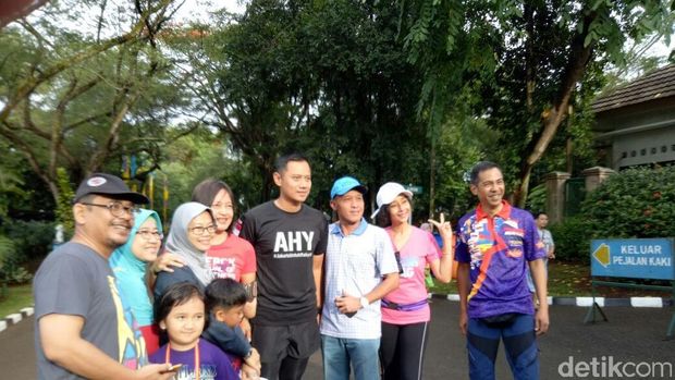  Tak sedikit warga yang meminta untuk berselfie bersama Agus Harimurti.