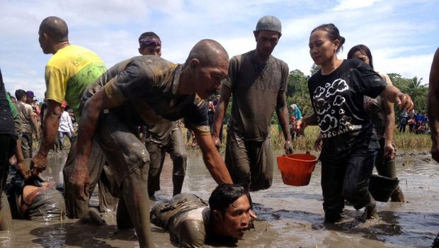 Salah satu warga yang kesurupan roh leluhur (Ardian/detikTravel)