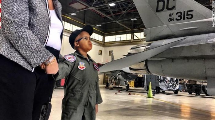 Kebahagiaan Bocah Pengidap Tumor Otak Langka Saat Jadi Pilot Sehari