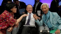 Menteri Keuangan Sri Mulyani asyik berbincang dengan Presiden Bank Dunia Jim Yong Kim (tengah) dan Direktur Operasional Dana Moneter Internasional (IMF) Christine Lagarde selama pertemuan tahunan IMF dan Bank Dunia di Washington, Amerika Serikat, Sabtu (8/10). REUTERS/Yuri Gripas.