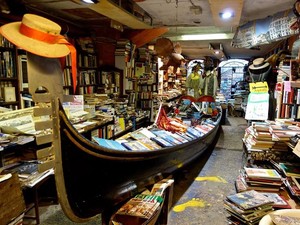 Unik! Toko Buku Perahu di Italia
