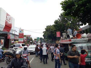 Massa Pendukung Nur Alam Gelar Aksi di Depan PN Jaksel, Jl Ampera Macet