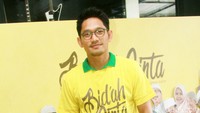 Ia tampil dengan kaus, jeans dan sneakers hitam. Pool/Gus Mun/detikFoto.