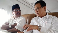 Bakal calon gubernur Jakarta Basuki Tjahaja Purnama (Ahok) ikut perjalanan nyekar ke makam Soekarno di Jawa Timur, ia terlihat duduk bersebelahan bersama Gubernur Banten Rano Karno.