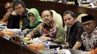 Ketua Ombudsman Republik Indonesia (ORI) Amzulian (tiga dari kanan) dan jajarannya menghadiri rapat di Komisi II DPR.