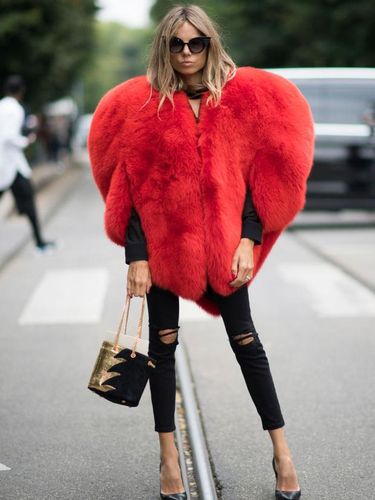<i>What's Hot</i>: Mantel Bulu Bentuk Hati Saint Laurent Incaran Fashionista Dunia
