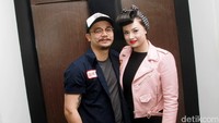 Keduanya terlihat serasi dengan gayanya masing-masing. Pool/Gus Mun/detikFoto.