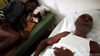 Para penderita kolera dirawat rumah sakit di Haiti. Carlos Garcia Rawlins/Reuters/detikFoto.