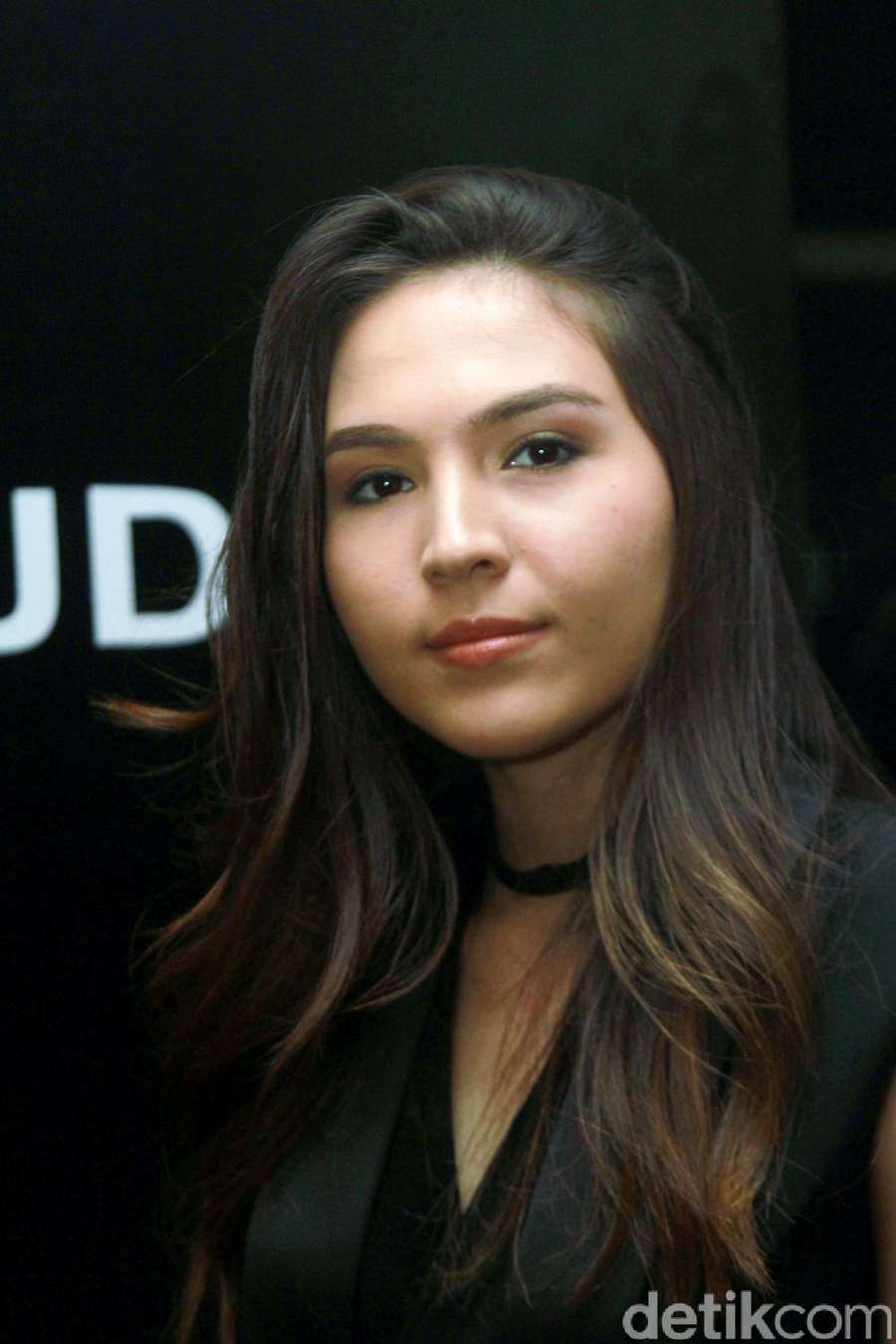Cantiknya Olivia Jensen Dalam Busana Serba Hitam