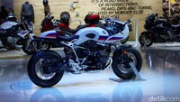 BMW R nineT Cafe Racer hadir dengan cat putih dan strip biru/merah. Sepasang pelek lima palang berukuran 17 inci menghiasi motor ini.  Foto: Dadan Kuswaraharja