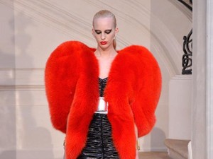 Whats Hot: Mantel Bulu Bentuk Hati Saint Laurent Incaran Fashionista Dunia