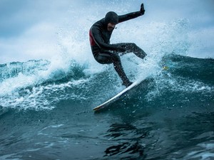 Mungkin Baru Dia yang Surfing di Kutub Selatan