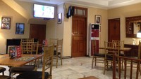 Bebek Jumbo termasuk waralaba yang punya andalan menu bebek. Bedanya, bebek yang disajikan berukuran jumbo hasil persilangan bebek lokal dengan bebek peking. Cabangnya di Kemang menawarkan suasana nyaman seperti di rumah.
