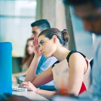 BersyukurKebiasaan saat jam makan siang lain yang dilakukan orang-orang sukses adalah bersyukur. Caranya adalah berusaha mengembangkan apa yang telah mereka raih dengan berusaha lebih sabar, lebih bahagia, dan menyusun strategi karier. Bisa dengan menulis daftar hal-hal yang disyukuri hari itu. Foto: Getty Images