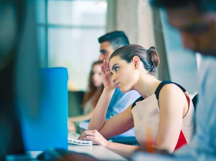 Sibuk kerja sampai stres dan lupa makan memicu munculnya sakit mag/Foto: Getty Images Sibuk kerja sampai stres dan lupa makan memicu munculnya sakit mag/Foto: Getty Images