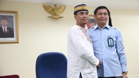 Pengusaha jasa laundry Fresh Laundry Budi Imam (kiri) berjabat tangan dengan Direktur Jenderal HAM Mualimin Abdi usai jumpa pers.